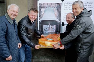 v.l.: Erich Wappis, Bürgermeister Christian Scheider, Stadtpfarrer Gerhard Simonitti und Stadtrat Max Habenicht bei der Jubiläumsfeier. Foto: StadtKommunikation / Wajand