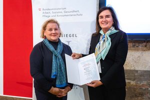 Sozialministerin Korinna Schumann verleiht das NESTORGOLD Gütesiegel an das Elisabethinen-Krankenhaus Klagenfurt. Die Kaufmännische Direktorin Mag. Dr. Elke Haber, MBA nam die Auszeichnung gerne entgegen. Foto: BKA Valentin Brauneis