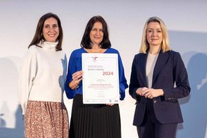 Gloria Kales (STW-Personalentwicklerin) und Martina Marko (STW Leitung Personal) erhielten das Zertifikat von Sektionschefin Bernadett Humer (von links). Foto: Harald Schlossko