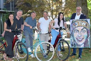 Übergabe von zwei E-Bikes an junge Menschen des SOS-Kinderdorfs. Foto: Bernhard Horst