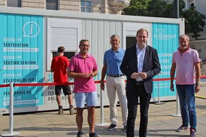Beim weißen Testcontainer am Neuen Platz: Ab sofort kostenlose PCR-Tests auch für Touristen. Foto: StadtKommunikation