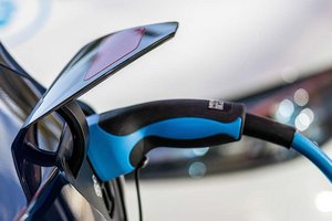 Ende 2024 gab es in Kärnten mehr als 1.700 öffentliche E-Ladepunkte und knapp mehr als 10.000 Elektro-Autos, wie eine aktuelle VCÖ-Analyse zeigt.