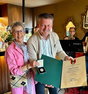 Bürgermeister Christian Scheider überreicht Theresia Lentsch den Ehrpfennig der Landeshauptstadt Klagenfurt. Foto: KK