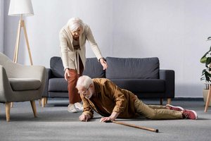 Ein Sturz betrifft selten nur die betroffene Person. Häufig sind auch Angehörige mit den körperlichen und emotionalen Folgen konfrontiert. Foto: Depositphotos.com/HayDmitriy 