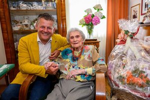 Bürgermeister Christian Scheider überbrachte Anna Forstner persönliche Glückwünsche zum 100. Geburtstag. Foto: StadtKommunikation/Hude