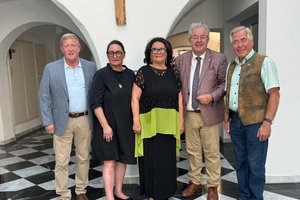 Elisabeth Scheucher mit neu gewähltem Vorstand: Werner Lassnig, GR Mag. Dr. Gabriele Zinnauer, Abg.z.NR Mag. Elisabeth Scheucher, HR Bgm. Mag. Dr. Walter Zemrosser und Bgm.a.D. Anton Polessnig. Foto: Kärntner Volkspartei