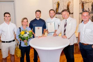 Vl: Denis Jamnik, Claudia Sekoll, Florian Schmied, Lukas Schmied, Bürgermeister Christian Scheider und Gemeinderat Dieter Schmied, Vater der beiden Helden. Foto: StadtKommunikation/Wiedergut