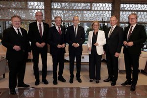 LH Michael Ludwig, LH Anton Mattle, LH Peter Kaiser, Bundespräsident Alexander Van der Bellen, LH-Frau Johanna Mikl-Leitner, LH Thomas Stelzer und LH Christopher Drexler. Foto: LPD/Höher