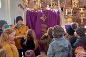 Pfarrer Emmanuel Longin mit den Gurnitzer Erstkommunionkindern. Foto: KK