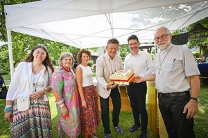 BM Christian Scheider bei der 30-Jahr-Jubiläumsfeier mit Sabine Opietnik, der Landtagsabgeordneten Ruth Feistritzer, Mag. Christine Mulz, Caritas Direktor Ernst Sandriesser und Diözesanbischof Dr. Josef Marketz. Foto: StadtKommunikation/Bauer