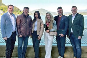 Vizebürgermeister Patrick Jonke, Bürgermeister Christian Scheider, Sophie Sezen, Manuela Frizzi, Lorenzo Frizzi sowie Stadtrat Julian Geier freuen sich über den Start der Plattform meinalpeadria.at. Foto: Büro Bürgermeister Scheider