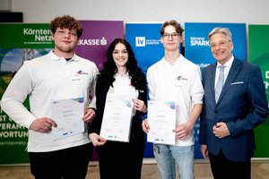 Sebastian Samitz (1. Platz im Fach Mathematik), Ajla Midzan (1. Platz im Fach Deutsch) und Fabian Jungwirt (1. Platz im Fach Englisch) mit Landeshauptmann Peter Kaiser. Foto: Büro LH Kaiser