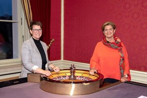 Generaldirektorin Mag. Bettina Glatz-Kremsner mit Mag. (FH) Marion Roseneder. Foto: Casinos Austria