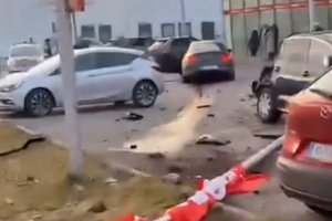 Einiges an Zerstörung: Jugendliche flüchten mit 120 km/h vor Polizei. Foto: Klagenfurt Elite