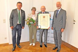 Ehrpfennig für Generalmajor i.R. Gerd Ebner. Foto: StadtKommunikation/Christian Rosenzopf