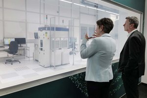 LH Daniel Fellner und Sabine Herlitschka (Vorstandsvorsitzende Infineon) bei der Betriebsführung. Foto: LPD