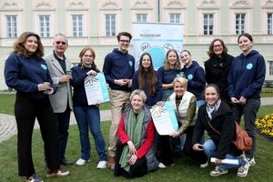 Vertreter des Klagenfurter Jugendrates trafen sich mit den zuständigen Referenten und präsentierten ihre Müllsammelaktion. Foto: StadtKommunikation / Krainz