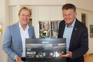 Bürgermeister Christian Scheider und Dr. Valentin Unterkircher, Leiter der Abteilung StadtKommunikation, präsentieren das neue moderne Design von Klagenfurt TV. Foto: StadtKommunikation / Buchner 