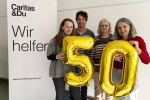 Stolz auf 50 Jahre Lebensberatung: Menschen in Krisen-Bereichsleiterin Ursula Luschnig, Petra Eder, Gründungsmitglied und freiwillige Beraterin Gabriele Moser und Andreas Sterbenz. Foto: Caritas Kärnten   