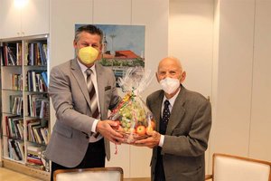 Franz Rabitsch wurde anlässlich seines 102. Geburtstags von Bürgermeister Christian Scheider empfangen und mit einem Obstkorb beschenkt. Foto: StadtKommunikation/Rosenzopf