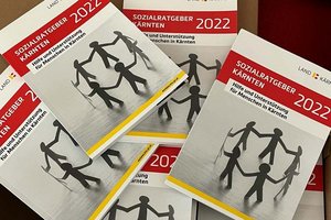 „G’riss“ um Kärntner Sozialratgeber: Nachdruck abholbereit. Foto: LPD