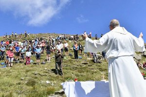 Die Katholische Kirche Kärnten lädt in den kommenden Monaten zu mehreren liturgischen Feiern auf Almen und Bergen ein. Im Bild: Gipfelmesse mit Dechant Edlinger am Teuchlspitz, 2025. Foto: Pfarre Teuchl