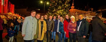 Marktreferent Bürgermeister Christian Scheider eröffnete gemeinsam mit Vertreterinnen und Vertretern aus dem Stadtsenat und Gemeinderat den Christkindlmarkt. Foto: StadtKommunikation/Hude
