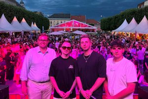 V.l.n.r. Tourismus- und Wirtschaftsreferent Stadtrat Julian Geier, DJ Rey Simon, DJ GBK und Sandro Dobesch bei den „City Summer Vibes“ am Neuen Platz. Foto: Büro Geier