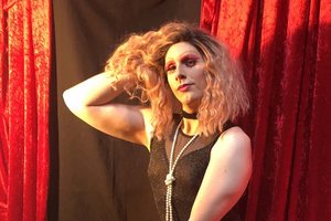 Der Tänzer, Musicaldarsteller und Schauspieler Jakob M. Kofler schlüpft in die Rolle der Dragqueen Mata Mari und lädt zu einem liebevollen Abend.... Foto: C. Jonke