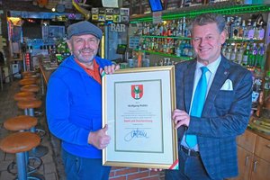 Bürgermeister Christian Scheider überreichte Wolfgang Radda Dank und Anerkennung in der GATES Lifestyle Bar. Foto: StadtKommunikation/Hronek