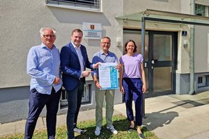 Gerhard Scheucher, MBA (Klagenfurt Wohnen), Vizebürgermeister Patrick Jonke, Stadtrat Mag. Franz Petritz und Dr. Tatjana Kampusch (Präventionsstelle) informieren die Bevölkerung zum Thema Hitze. Foto: SK/Glinik
