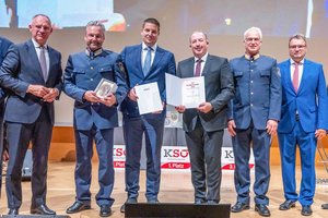 Innenminister Gerhard Karner, Kontrollinspektor Günther Kazianka, Thomas Pürstinger, Peter Kaderbek, Generalmajor Arthur Lamprecht und KSÖ-Vizepräsident Karl Schlögl. Foto: LPD Tirol/Bernhard Gruber