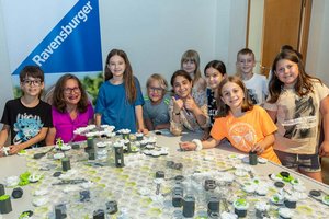 StR DI Constance Mochar mit einigen Kindern bei den Klagenfurter Spieletagen. Foto: StadtKommunikation/Kulmer