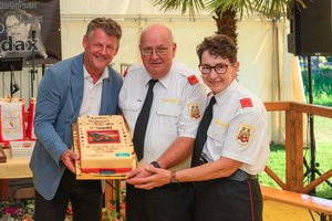 Feuerwehrreferent Bürgermeister Christian Scheider überreichte bei der großen 100-Jahr-Feier die Jubiläumstorte. Foto: StadtKommunikation/Hude