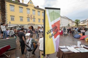 Weltflüchtlingstag: Artivismus-Demo „Peace in a Box“ am Alten Platz. Foto: KÄRNTEN andas