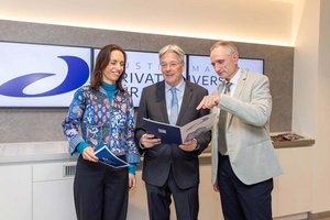 v.l.n.r.: Univ.-Prof. Mag. Annemarie Podesser, Landeshauptmann Dr. Peter Kaiser, Rektor Mag. art. Roland Streiner. Foto: LPD Kärnten/Handler