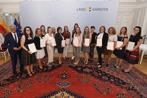 Zertifikatsverleihung im Spiegelsaal der Landesregierung an 34 neue Leiterinnen in Kinderbetreuungseinrichtungen. Foto: LPD Kärnten/Helge Bauer