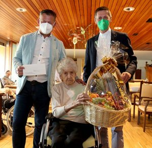 Bürgermeister Christian Scheider und Dompfarrer Peter Allmaier besuchten Maria Krainz an ihrem 101. Geburtstag. Foto: StadtKommunikation/Krainz