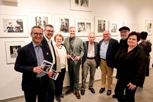 Mag. Franz Petritz und die Mag. Manfred Jantscher und Michael Gussnig mit Kurator Dr. Günter Schmidauer, Axel Hubmann sowie Mag. Alexander Gerdanovits und der Leiterin der städtischen Galerien, Mag. Beatrix Obernosterer. Foto: StadtKommunikation/Hronek