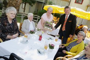 Bürgermeister Christian Scheider mit Elke Brunner MBA (Geschäftsführerin des Seniorenheims) und einigen Bewohnerinnen bei der Muttertags- bzw. Vatertagsfeier. Foto: StadtKommunikation / Wajand