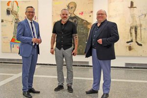 Stadtrat Mag. Franz Petritz und Kulturabteilungsleiter Mag. Alexander Gerdanovits mit dem Künstler Peter Kohl. Foto: StadtKommunikation