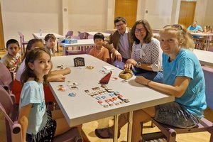 Familienreferentin DIin Constance Mochar zu Besuch bei den Klagenfurter Spieletagen. Foto: SK