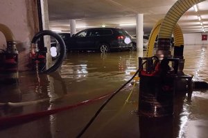 Wasserrohrbruch in Feschnig: Tiefgarage unter Wasser. Foto: Berufsfeuerwehr Klagenfurt