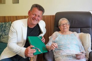 Johanna Frumlacher freute sich sehr über die persönlichen Glückwünsche von Bürgermeister Christian Scheider anlässlich ihres 100. Geburtstages. Foto: StadtKommunikation / Zechner