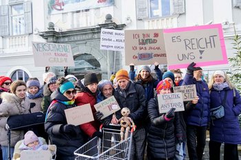 „Wird’s jetzt still uman See?“: Protest der Kunst- und Kulturszene vor dem Rathaus. Foto: zVg