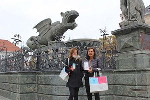 Frauenreferentin Stadträtin Mag. Corinna Smrecnik und Mag. Astrid Malle vom Klagenfurter Frauenbüro setzen sich für eine gerechte Einkommensverteilung ein. Foto: StadtKommunikation / Glinik