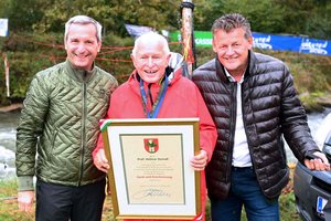 Helmar Steindl freute sich über die Dank und Anerkennungsurkunde, die ihm Bürgermeister Christian Scheider und Sportstadtrat Franz Petritz überreichten. Foto: StadtKommunikation/Pessentheiner