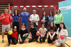 Schülerinnen und Schüler der MS St. Peter mit den Verantwortlichen aus Politik, Verwaltung, Bildungsdirektion und Sportvereinen bei „Sportverein trifft Schule‘“. Foto: StadtKommunikation/Krainz