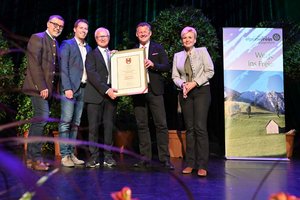 Bürgermeister Christian Scheider, Vizebürgermeister Mag. Philipp Liesnig und Stadträtin Sandra Wassermann freuten sich, das Klagenfurter Stadtwappen an den Alpenverein Kärnten zu überreichen. Foto: Stadtkommunikation/Hronek