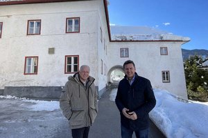 Bgm. Appé und LR Fellner vor dem „Haus der Begegnung“ in Ferlach. Foto: Christian Wieser